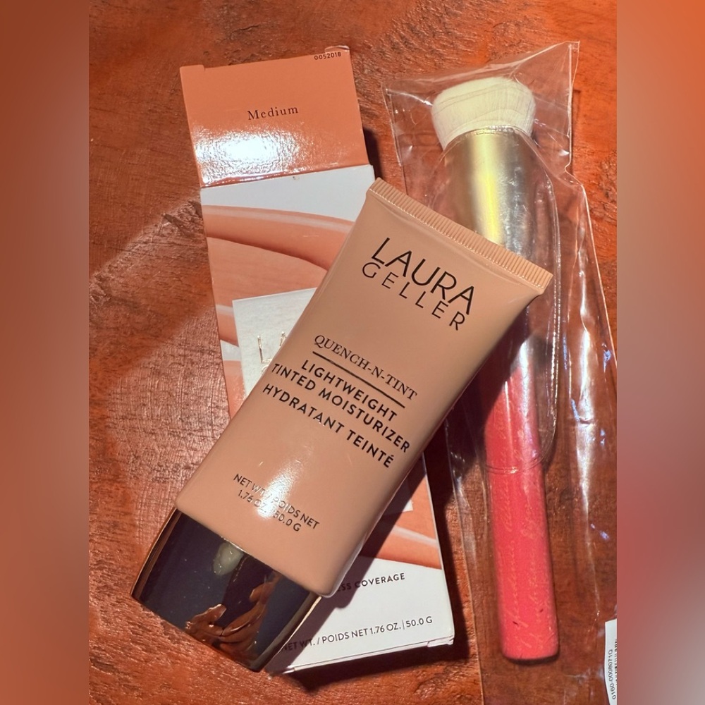 Laura Geller Quench-N-Tint Lightweight Tinted Moisturizer & Brush - Medium